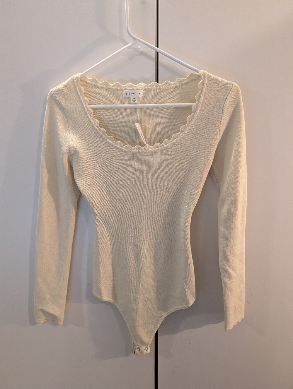 Blu Pepper Medium Cream Scalloped Scoop Neck Ribbed Long-Sleeve Bodysuit NWT
